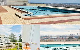 Studio avec piscine et tennis avec vue sur Lyon